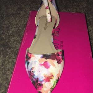 Pointy toe ankle flats